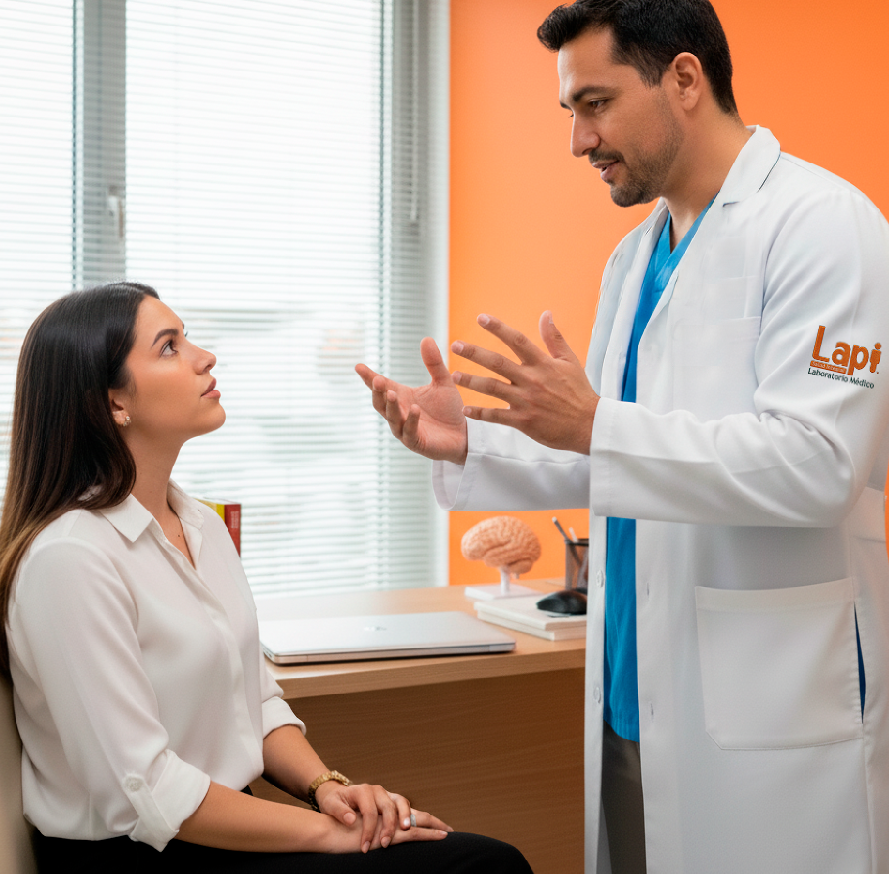 Científica en laboratorio